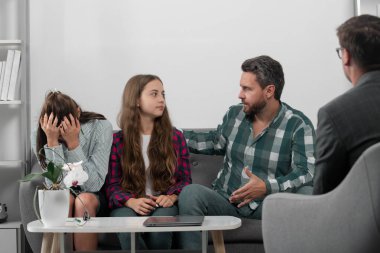 Aile psikoloji seansında. Genç çiftli psikolog, psikoterapist ya da evlilik danışmanı çift ve çocuğun akıl sağlığını dinle. Baba ve anne ve kızı psikoloji dersindeler..