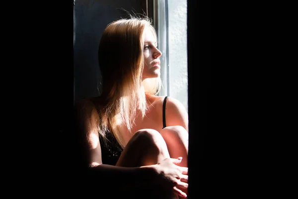 Mujer sensual con sombras en la cara hermosa. Chica sensual cerca de la ventana. — Foto de Stock