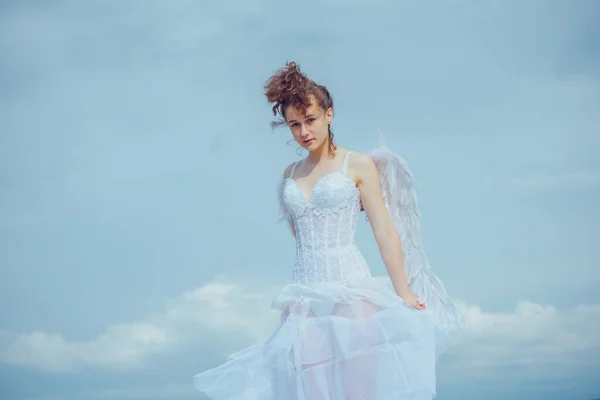 Día de San Valentín. Amor y romance. Chica ángel adolescente con alas, espacio de copia en el cielo. — Foto de Stock