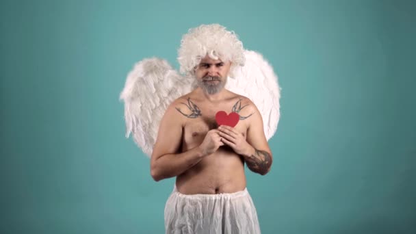 Őrült angyal ember szívvel. Valentin angyal ember szárnyakkal. Vicces Valentin napi ünneplés. — Stock videók