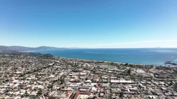Полет вдоль Санта-Барбары, береговой линии Калифорнии и океана. Вид с воздуха на Санта-Барбару, полет с дроном. — стоковое видео