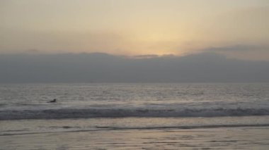 Dalgalı sahil, yaz deniz manzarası. Deniz ya da okyanus dalgaları.