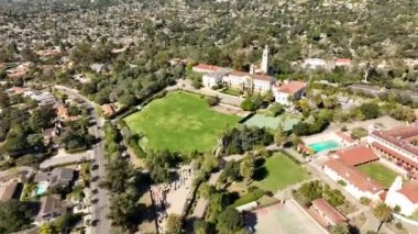 Kaliforniya 'daki tarihi Santa Barbara İspanyol Misyonu. Santa Barbara 'nın sinematik şehir manzarası. İnsansız hava aracı tarafından filme alındı..