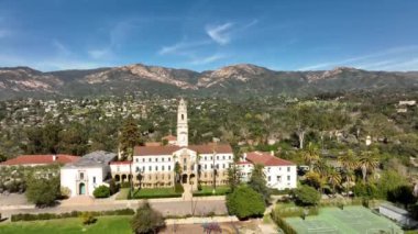 Kaliforniya 'daki tarihi Santa Barbara İspanyol Misyonu Santa Barbara üzerinde uçuyor. Santa Barbara hava manzaralı, İHA ile uçuyor..