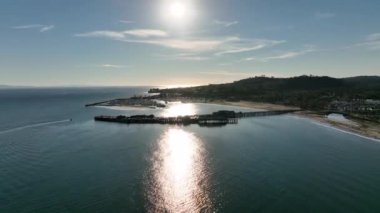 Santa Barbara, CA 'da okyanus kıyısında uçuyor. Santa Barbara 'nın Uçuşu, İHA ile Los Angeles' ı filme aldı..
