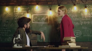 Öğretmen açıklama matematiği. Üniversitede tahtada düşünen bir kız öğrenci. Tahtada profesörlerin takım çalışması tartışması. Profesör bir sınıfta öğrencilere öğretiyor..