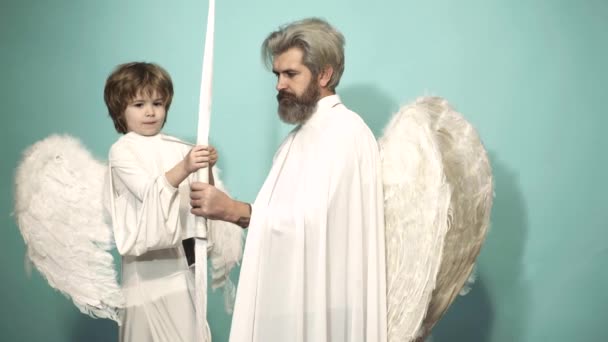 Valentin père et fils avec flèche d'arc prêt à tirer. Hommes de famille avec des ailes de plumes de la Saint Valentin Cupidon. — Video
