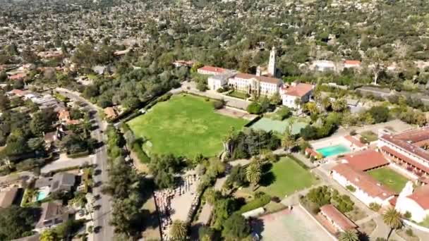 Det historiska Santa Barbara spanska uppdraget i Kalifornien. Filmisk stadsvy över Santa Barbara. Inspelning av drönare. — Stockvideo