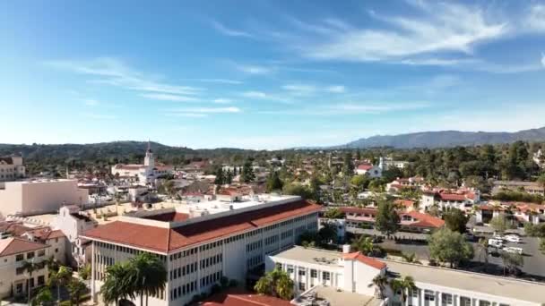 Центр города Санта-Барбара, город Санта-Барбара. Полет в Санта-Барбару, снятый беспилотником. — стоковое видео