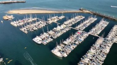 Santa Barbara iskelesi ve plaj, California. Hava görüntüsü. Yatlar ve tekneler. İskele, iskele. Marina alicante.