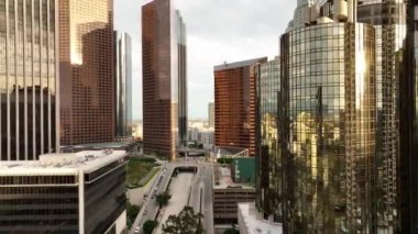 Los Angeles şehir merkezi silueti, Los Angeles 'ı insansız hava aracıyla uçarak ve filme alarak. Los Angeles şehir merkezinde uçan bir helikopter vuruldu..