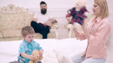 Anne baba ve çocuk yatakta oynuyorlar. Aile harika bir hafta sonu. Ebeveynlik kavramı. Mutlu çocukluk.