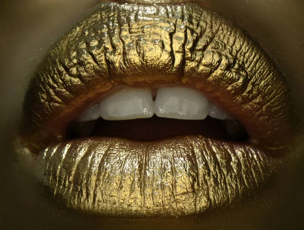 Kosmetyk. Złota szminka z bliska. Usta z metalowym makijażem. Sexy usta, metaliczna szminka zbliżenie. — Zdjęcie stockowe