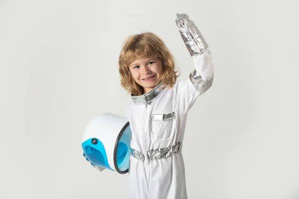 Een jongen die astronaut speelt en een helm vasthoudt. Kleine gelukkige ruimteman. — Stockfoto
