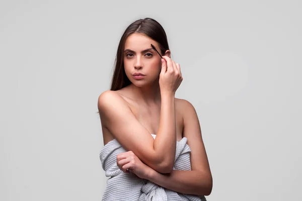 Hermosa mujer con pestañas largas, cejas. Maquillaje y cosmetología. Hermoso ojo femenino con cejas de forma perfecta. Hermosa chica con cepillo de cejas. Corrección de cejas. —  Fotos de Stock