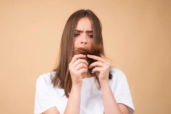 Mujer con problemas graves de pérdida de cabello para el champú de atención médica. —  Fotos de Stock