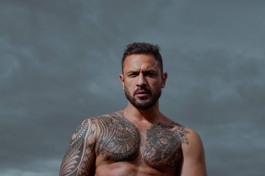 Seksi bir adam. Dramatik gökyüzünde açık hava erkek portresi.