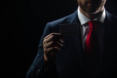 Kredi kartı sahibi bir iş adamı. Elinde boş bir kredi kartı modeli var. Banka kartı şablon tutuş şablonu maketi.