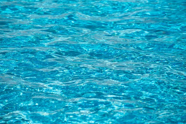 Voda v bazénu, zázemí s vysokým rozlišením. Vlnění abstraktní nebo zvlněné textury vody. — Stock fotografie