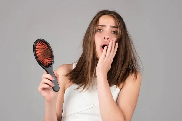 Nő hajproblémákkal. A nő megdöbbent az elveszett hajától. Fej kopasz és haj kezelési koncepció. — Stock Fotó