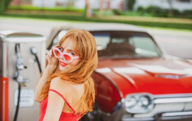 Amerikan klasik arabası. Eski araba. Şehvetli kadın retro otomobil.