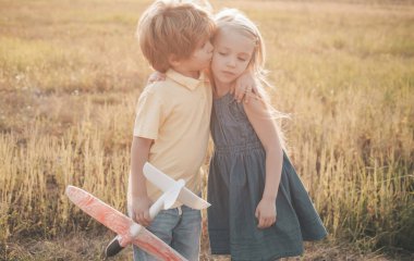 Yaz tatilleri - aşk romantizm ve insan kavramı. İnsan duyguları çocuklar ilk aşk. Çocukluk kavramı. Çocukluk anıları - İlk aşk