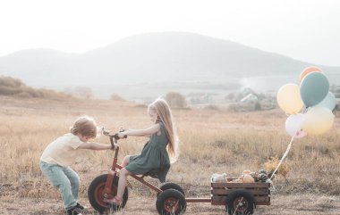 Çocuklar sonbahar parkında oynarlar. Mutlu Çocuk yaz sahasında. Sevgililer Günü. Çocuklar arka planda eğleniyor. Çocuk arkadaşlığı ve nezaketi kavramı..
