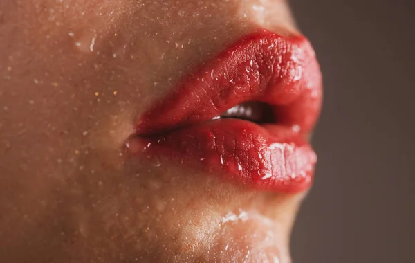 Plastica estetica. Trucco labbra. Un bel labbro. Prodotti cosmetici. Aumento delle labbra. — Foto Stock