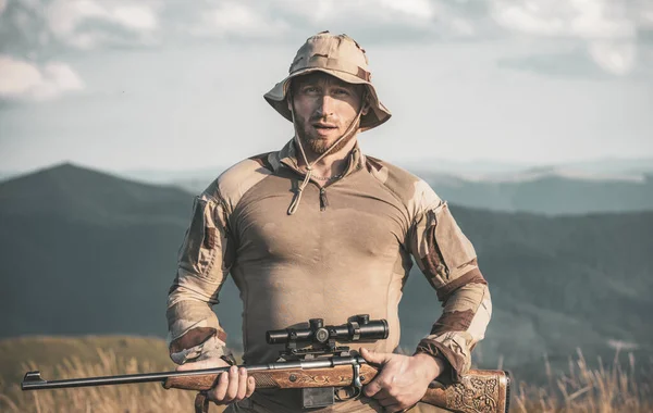 Egy vadász vadászpuska vadászattal a nyári erdőben. Hegyi vadászat. Vadászfelszerelés és vadászati ruházat Vadászfelszerelések. — Stock Fotó