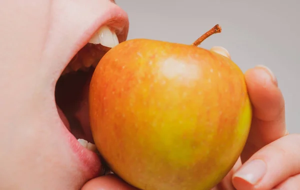Mujer feliz sana comiendo manzana macro estrecha. Muerde una manzana. Boca cerca. Cuidados dentales. — Foto de Stock