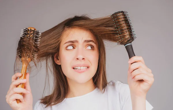 Mujer perdiendo el pelo. Problema de pérdida de cabello, calvicie. —  Fotos de Stock