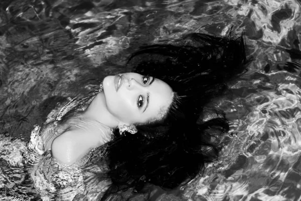 Sexy holka v bazénu na maledivách. Letní dovolená a koupání na moři. Relax v lázních. — Stock fotografie