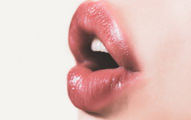 Tutku ve şehvet dudakları. Şehvetli kız emiyor..