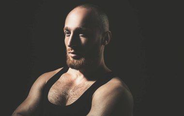 Siyahta yakışıklı bir iş adamı. Ciddi konsantre erkek modeli..