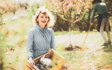 Küçük işletme sahibi organik meyve ve sebze satıyor. Baharda bahçe işleri. Mutlu çiftler hasat yapıyor ve çok eğleniyorlar..