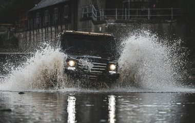 Jeep açık hava maceraları. Büyük 4x4 arabalı seyahat konsepti. Dağ yolunda off-road yolculuğu. Sürüklenen yarış arabası lastik yakar. Aşırıya kaçmış. Off-road arabası. Yol macerası. Macera seyahati.