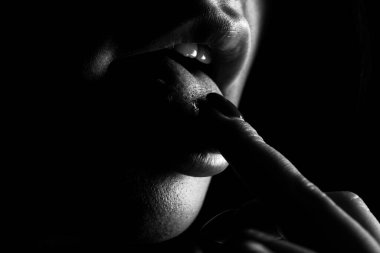 Seksi dudaklar parmağını emer, kapat. Parmak yalama konsepti. Kadın dili. Seksi tatlı rüyalar. Dişi ağız yalanıyor.