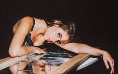 Aynası kırık bir kız. Güzel yüzlü, şehvetli bir kadın..