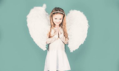 Sevgililer Günü. Meleklerin elleri çapraz olsun. Yaramaz küçük melek kız yumruklarını sıkmış duruyor. Güzel küçük melek kız kolların göğsüne yakın duruyor.