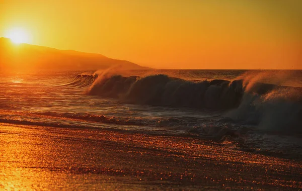 Ozean oder Meereswellen. Sonnenuntergang am Strand. Meereslandschaft, Meereslandschaften. — Stockfoto