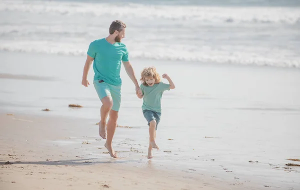 Feliz conceito de família. Pai e filho correndo na praia de verão. Pai e criança brincando ao ar livre. — Fotografia de Stock