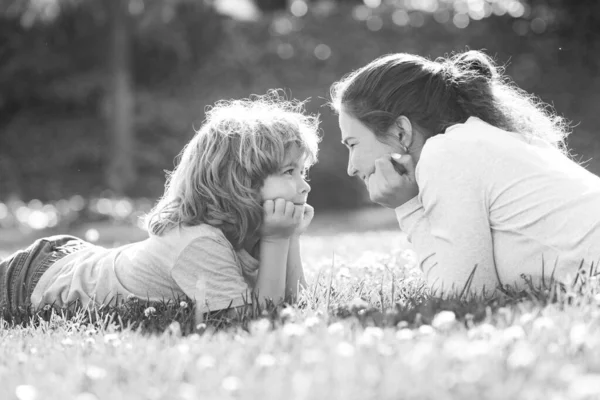 Happy young family spending time together outside in green nature. — Stock Photo, Image