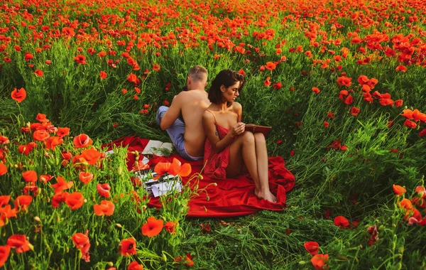 Voorjaarskoppel op papaverveld. Naakte natuur. Geliefden in bloemen gazon. Sensueel verleidelijk. Liefdesverhaal. Erotica liefde spel. — Stockfoto