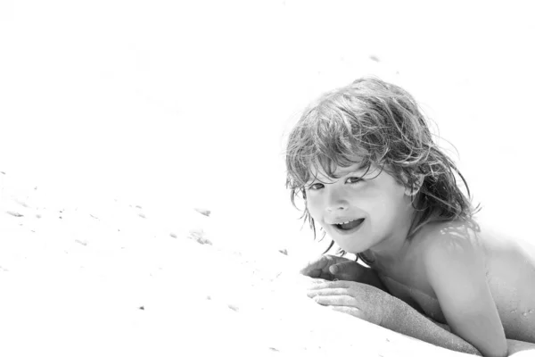 海の砂で幸せな子供の男の子を再生します。子供のタン、日焼け。優しい子供の肌の日焼け. — ストック写真