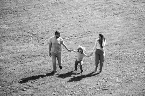 Aile ve çocuk yaz doğasında dışarıda yürüyor.. — Stok fotoğraf