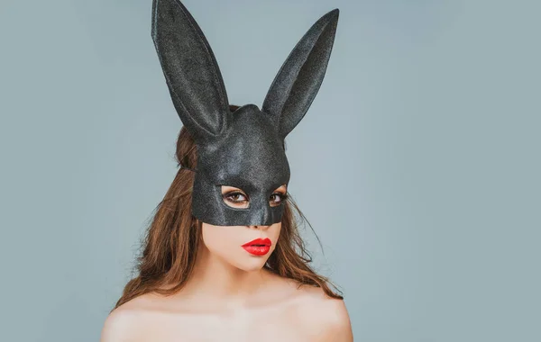 Påsk sexig kanin flicka. Äggjakt. Kvinnlig kaninmask. Sensuell förförisk. — Stockfoto