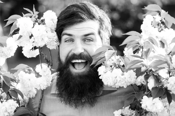 Наружный портрет молодого человека в окружении цветов. Весенний цветок . — стоковое фото