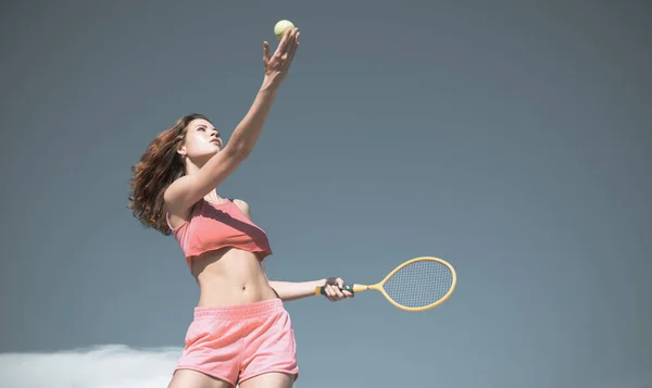 Meisje met atletisch lichaam tennissen. Gelukkig actieve vrouwelijke training. Mooie aantrekkelijke fitness vrouw. Sportieve jonge vrouw. Tennis concept. — Stockfoto