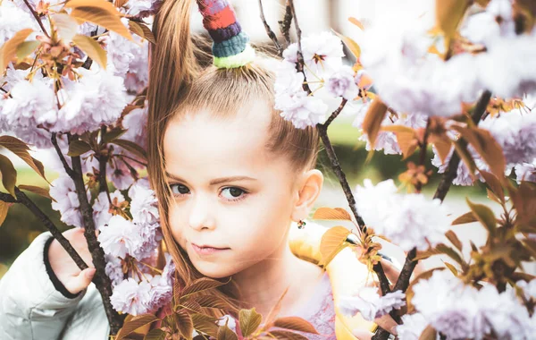 Schöne Teenager-Mädchen mit rosa Kirsch Sakura Blumen in rosa Kleid in schönen Garten. Kirschblüte. — Stockfoto