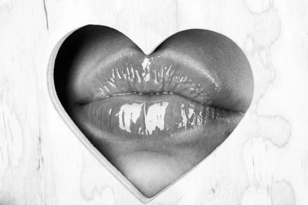 Hartvorm. Meisje Natuurlijke schoonheid lippen. Rode lip met glanzende lipgloss. Close up, macro met mooie monden. Sexy kus, sensuele verleidelijke lippen van een jonge vrouw. Cosmetica en schoonheidssalon. — Stockfoto